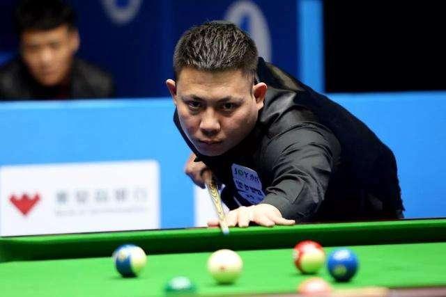 他走上足球 他走上足球